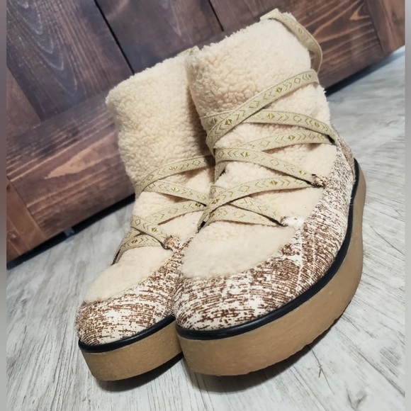 House of Harlow 1960 Sadie shearling boots 6.5 - Picture 5 of 6
